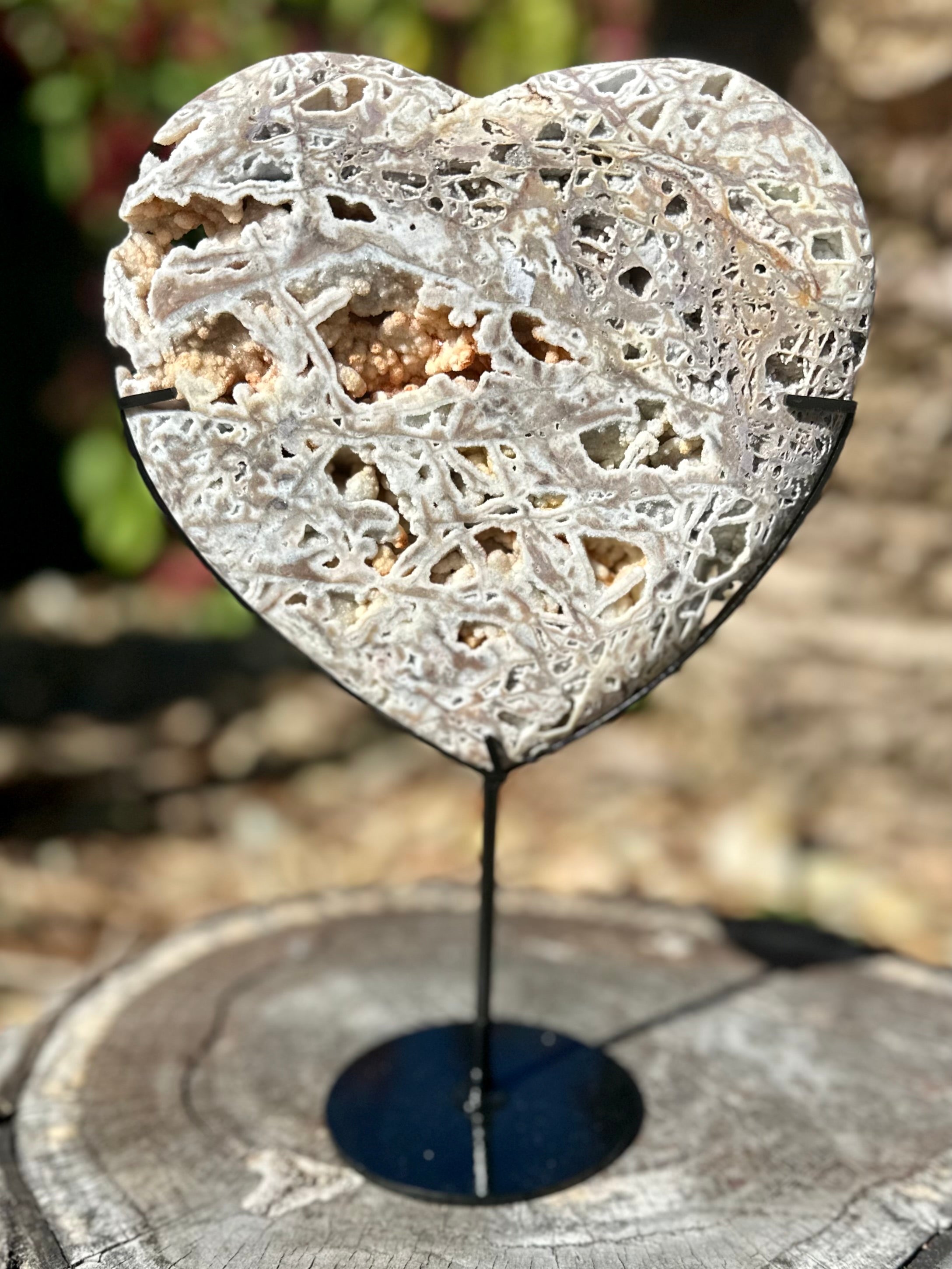 Sculpture en forme de cœur en sphalérite sur support
