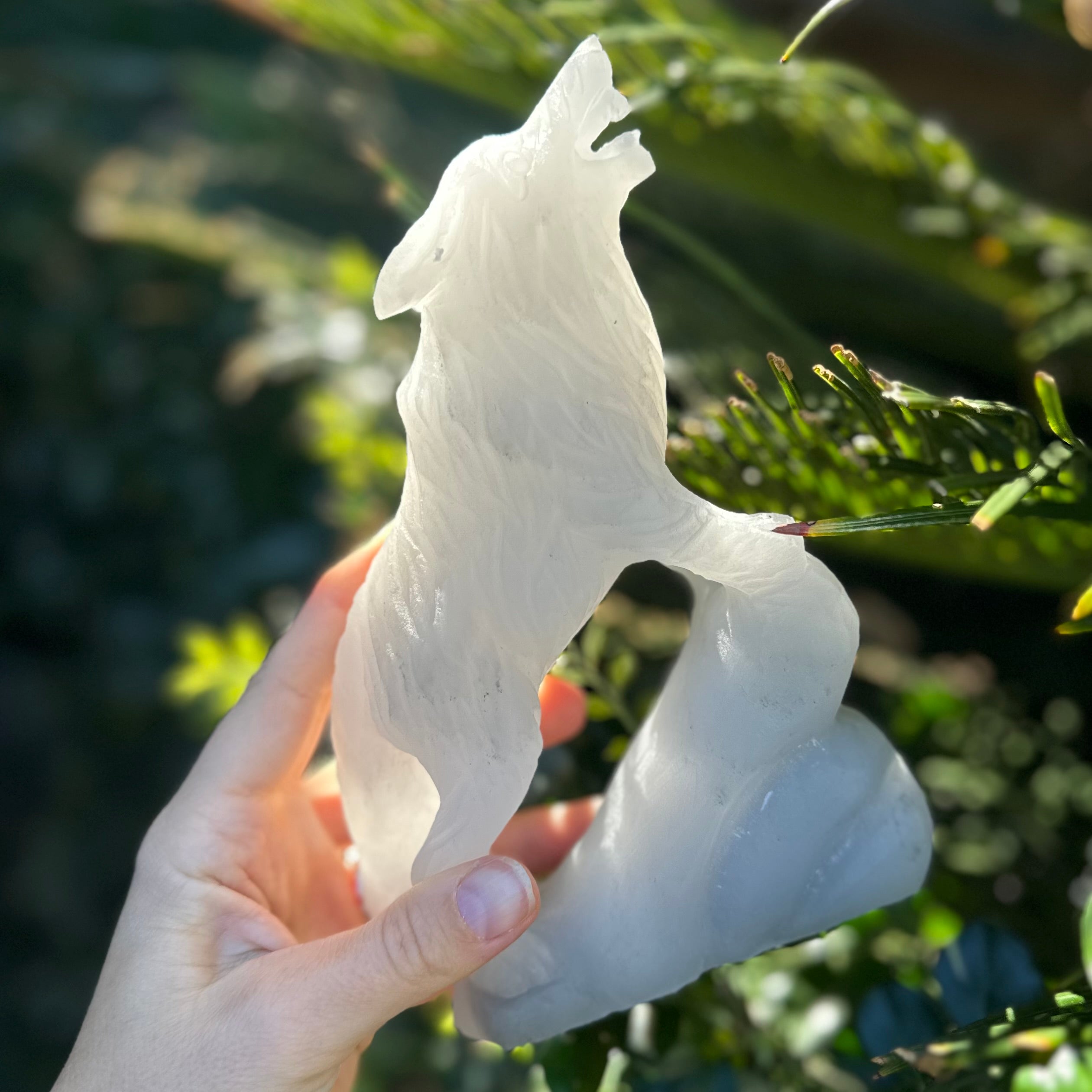 Agate ~ Howling Wolf Carving