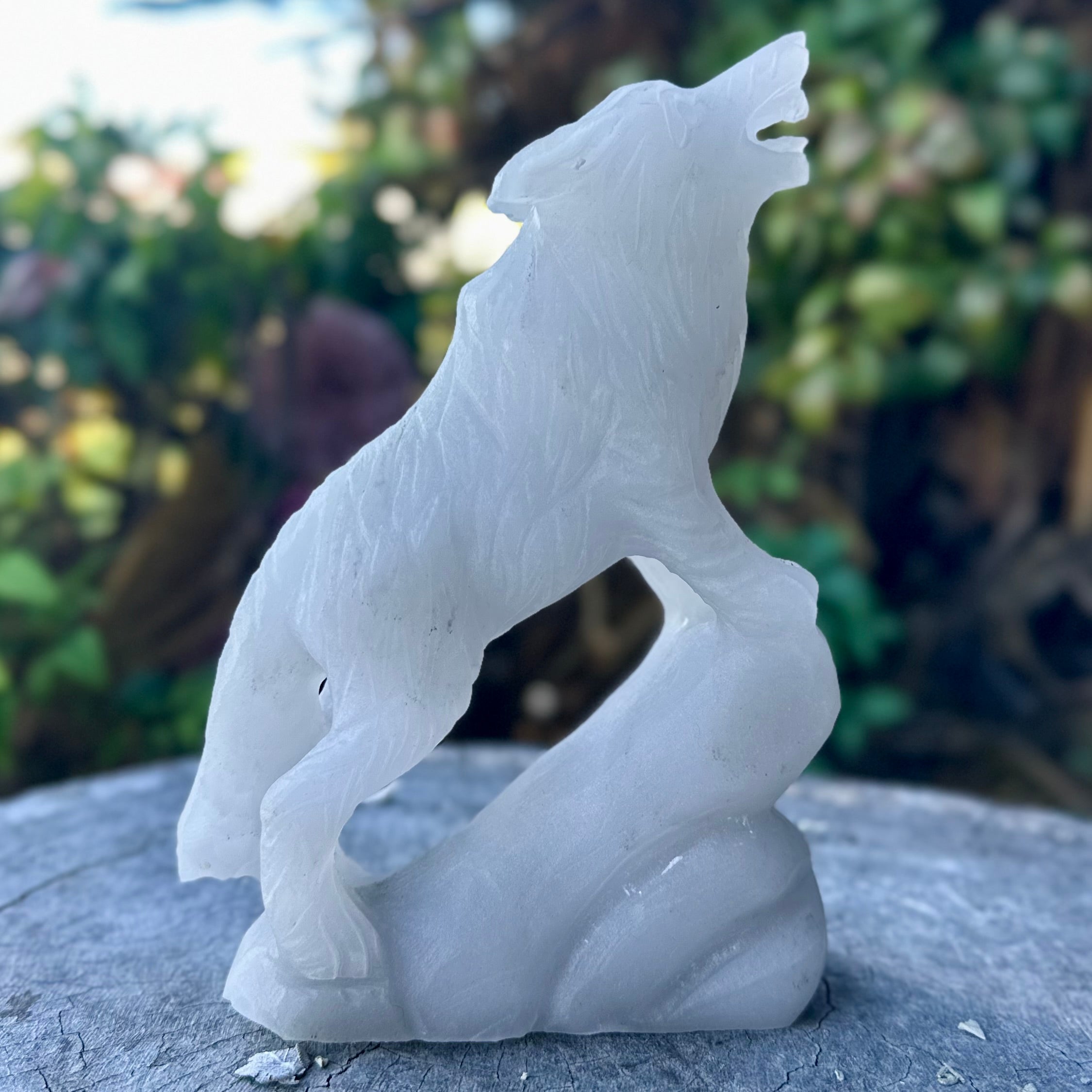 Agate ~ Howling Wolf Carving