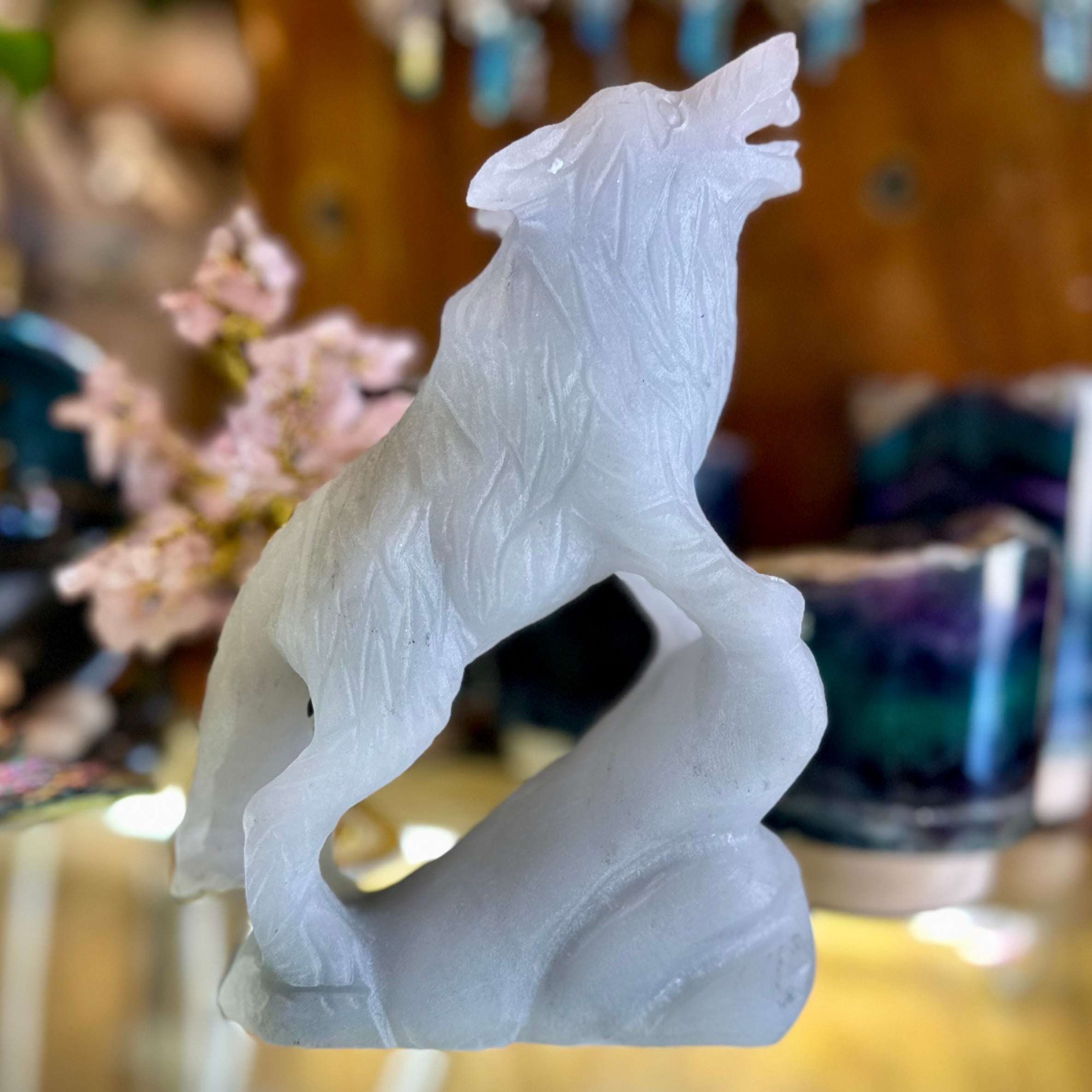 Agate ~ Howling Wolf Carving