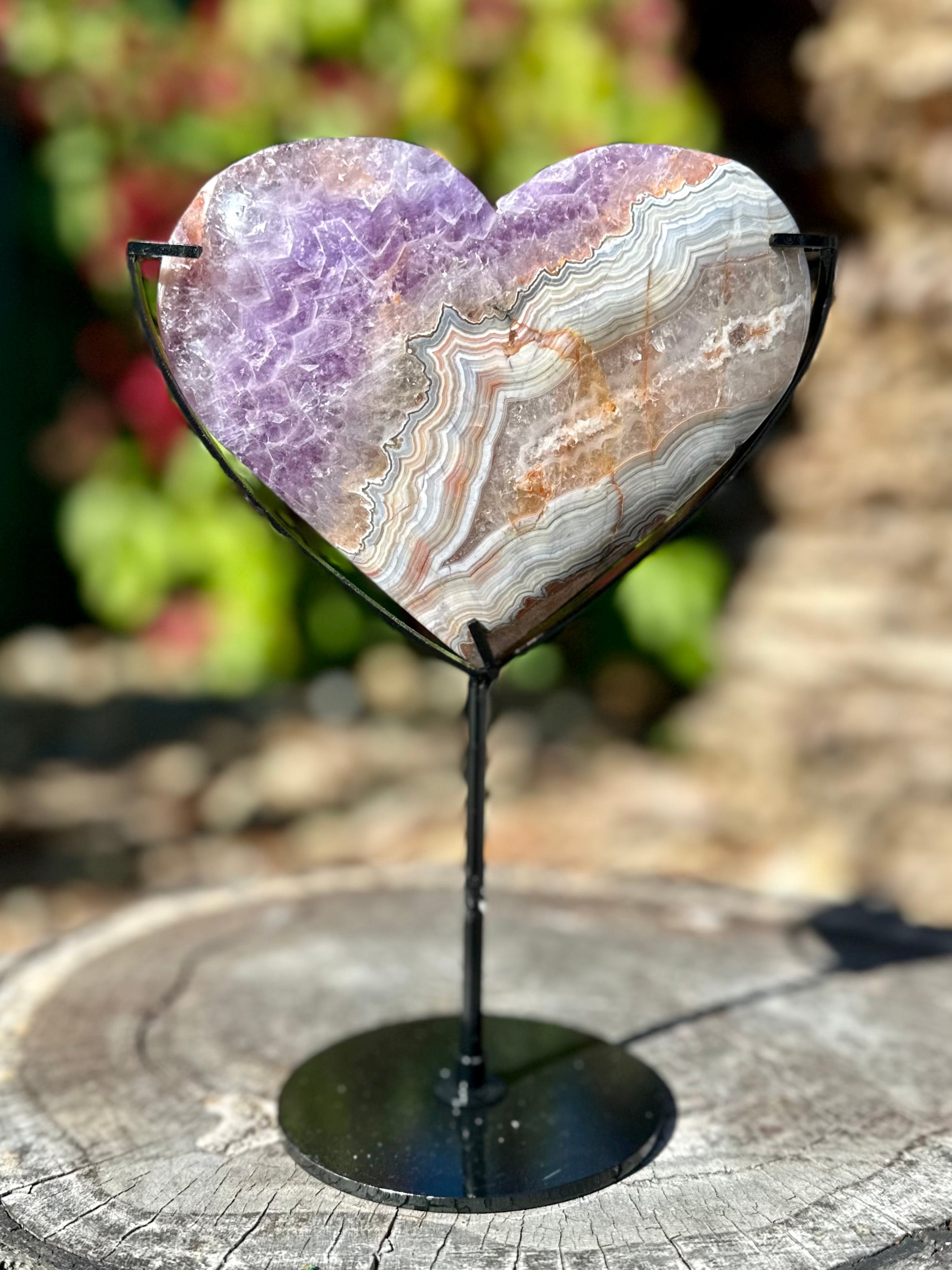 Sculpture en forme de cœur en améthyste sur support