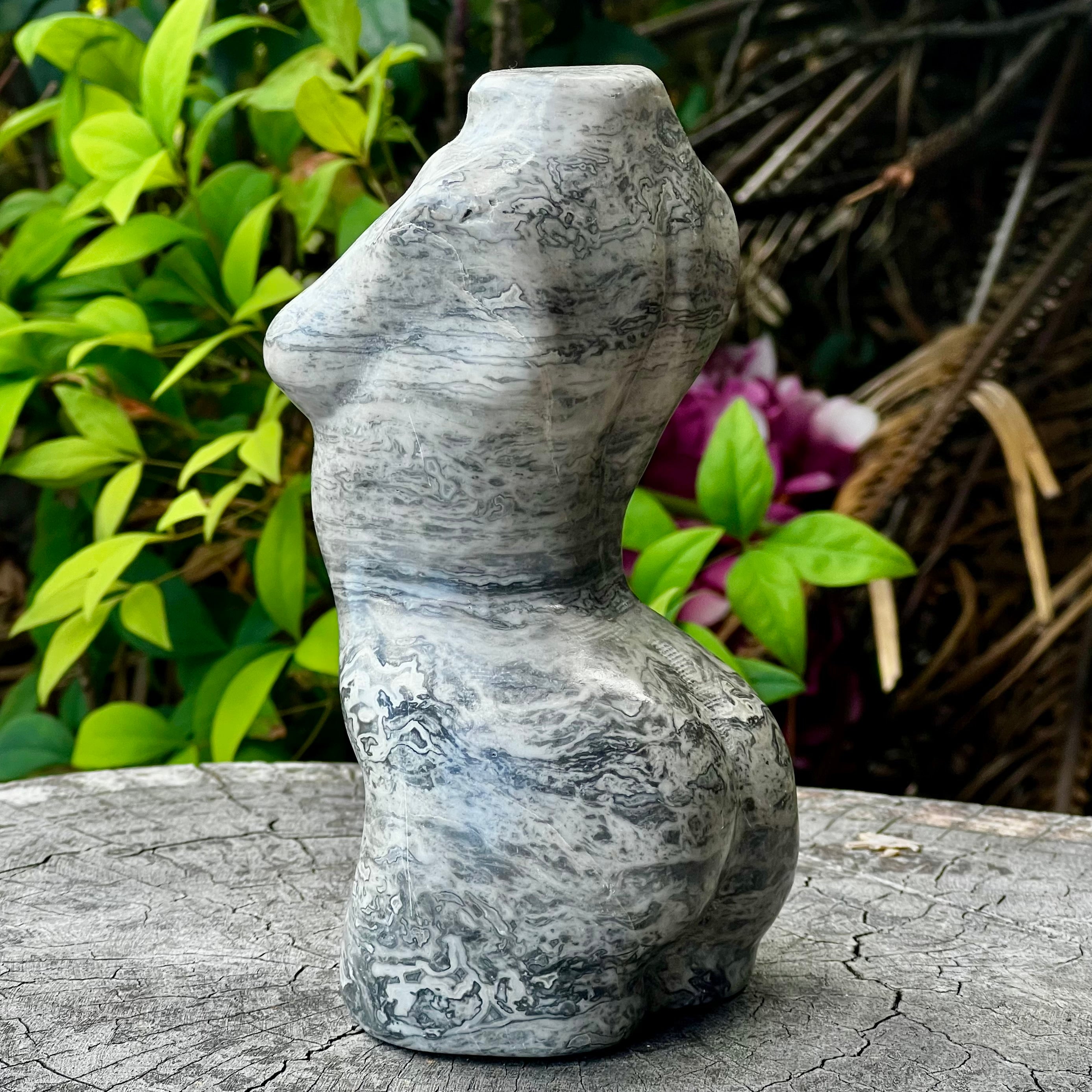 Sculpture d'une femme en quartz rose