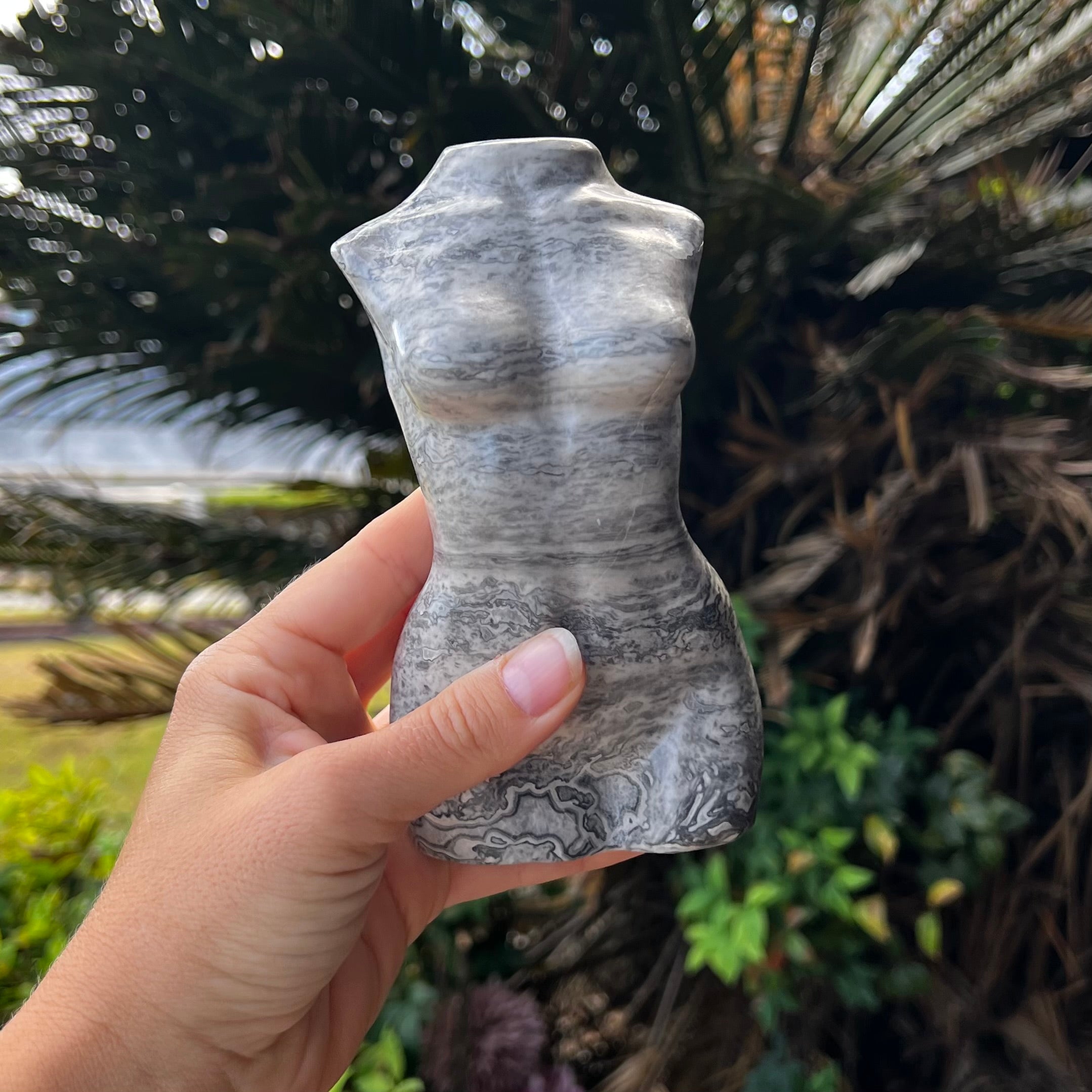 Sculpture d'une femme en quartz rose
