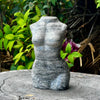 Sculpture d'une femme en quartz rose
