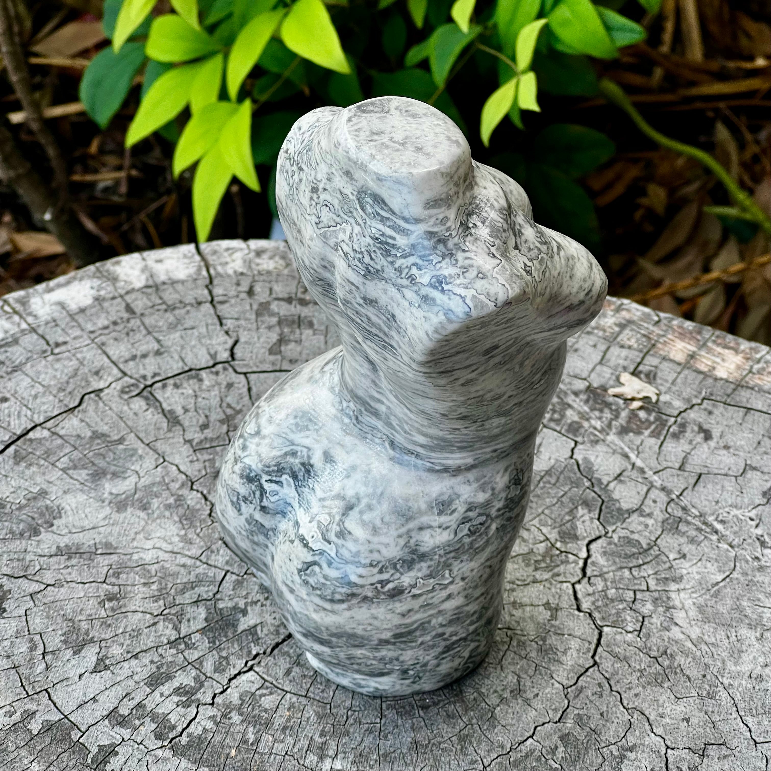 Sculpture d'une femme en quartz rose