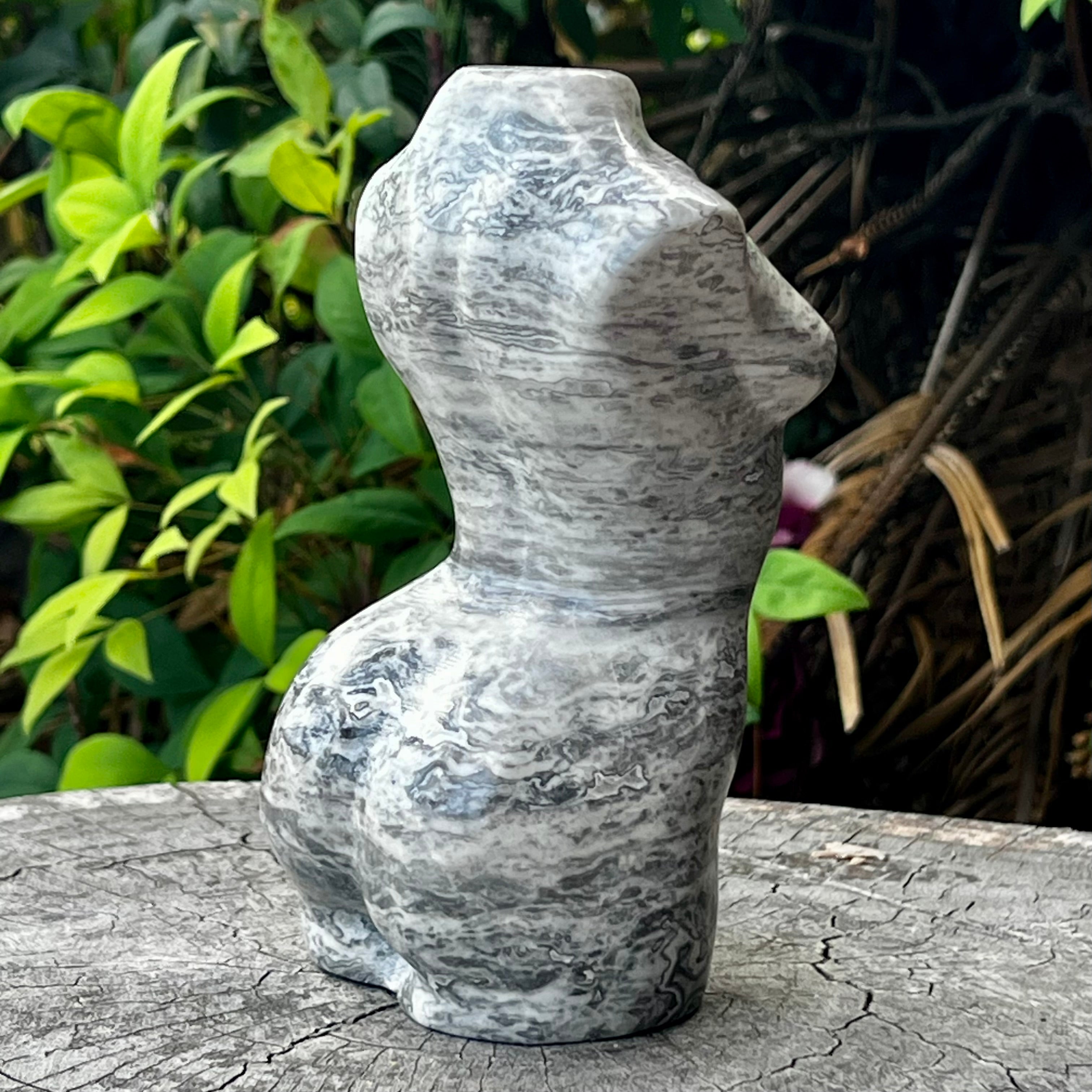 Sculpture d'une femme en quartz rose