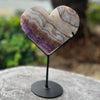 Sculpture en forme de cœur en améthyste sur support